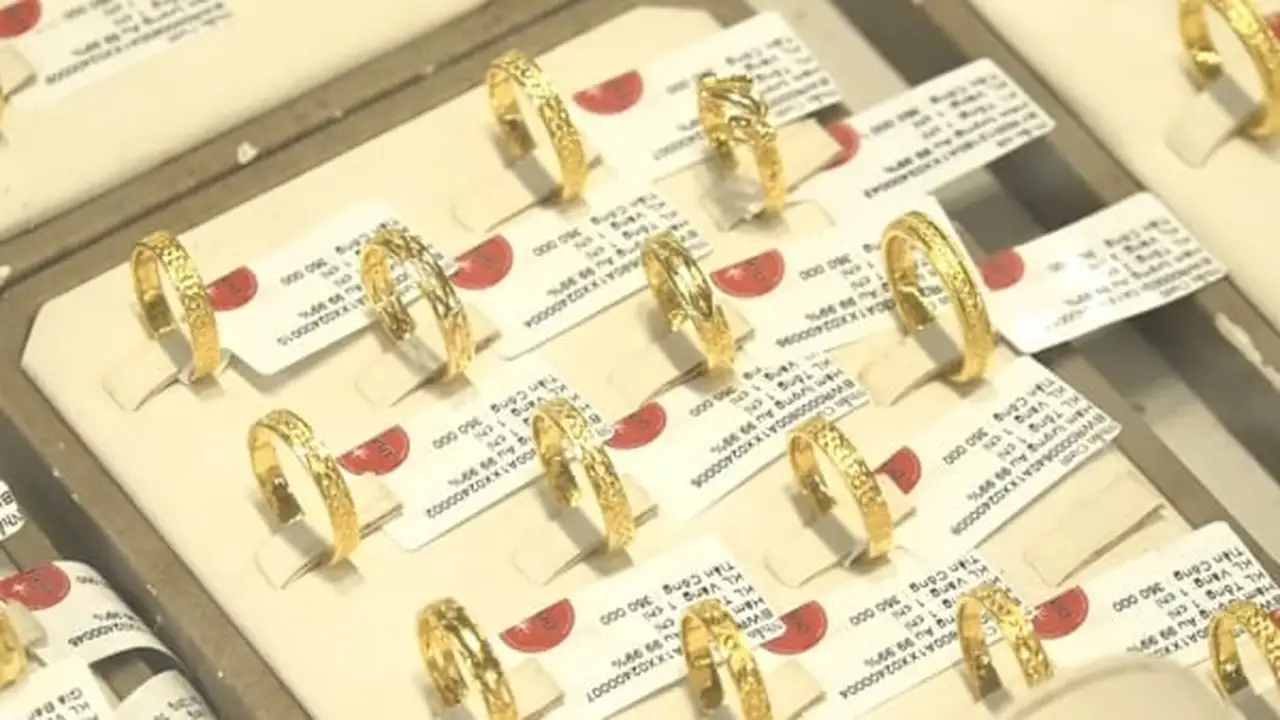 الذهب يعكس مساره ويحقق ارتفاعاً جديداً في تعاملات 8 مارس 2026